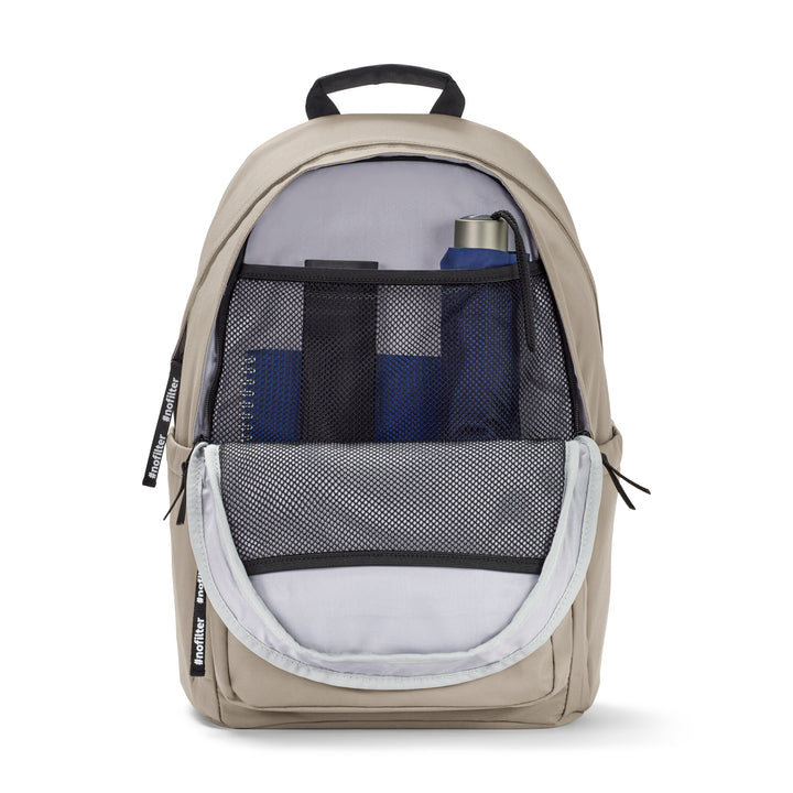 Hellbeiger Rucksack No 3 Advanced mit geöffnetem Frontfach und organisiertem Innenraum mit Notizbuch und Trinkflasche