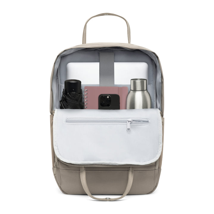 Offener LARKSON Rucksack No 6 in gravel mit Laptop, Thermosflasche, Notizbuch, Smartphone und zusammengefaltetem Regenschirm