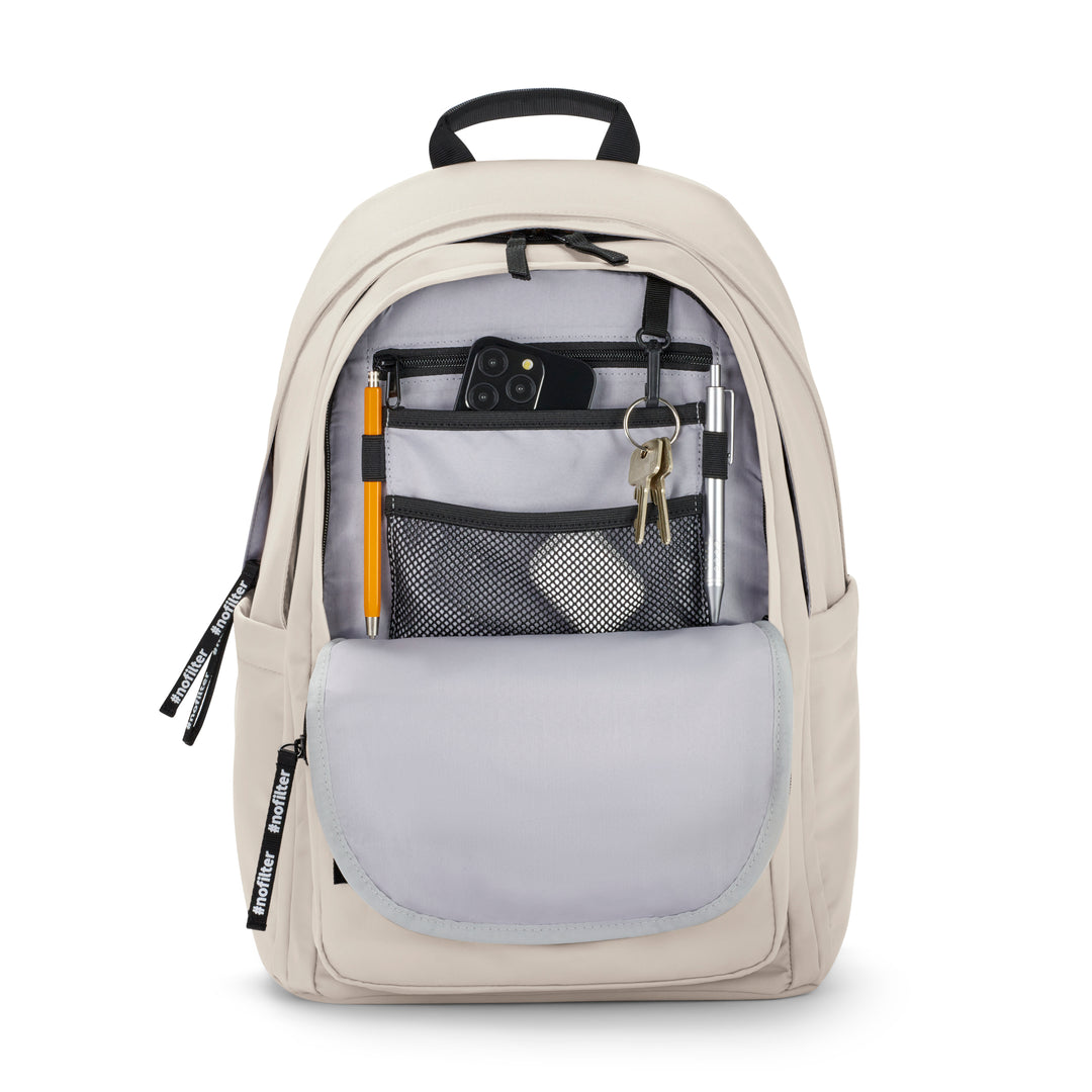 Sandfarbener Rucksack No 3 Advanced mit geöffnetem Frontfach, das Stifte, Schlüssel und ein Smartphone zeigt