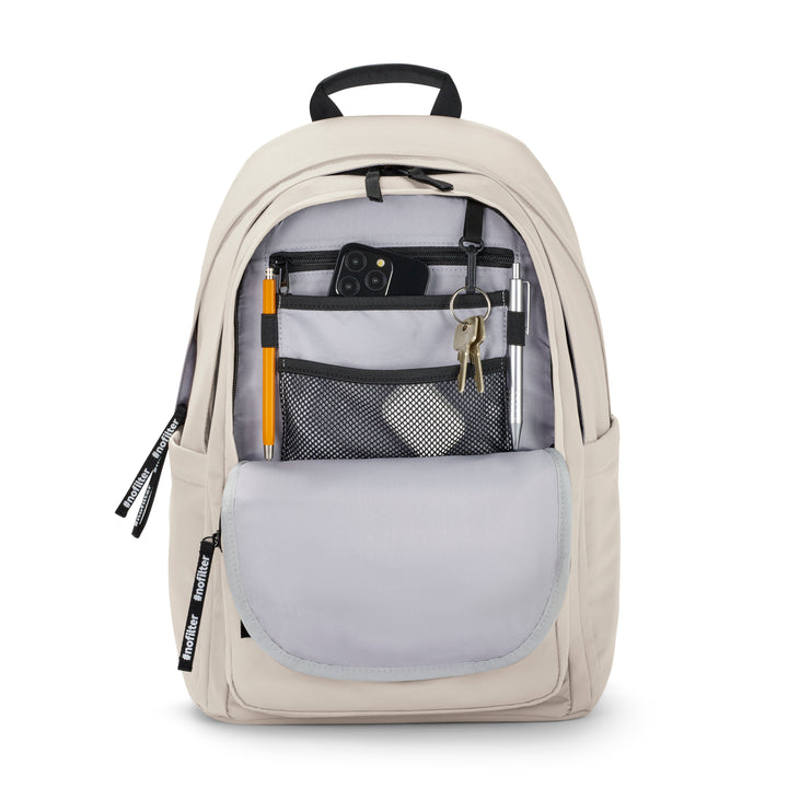 Sandfarbener Rucksack No 3 Advanced mit geöffnetem Frontfach, das Stifte, Schlüssel und ein Smartphone zeigt