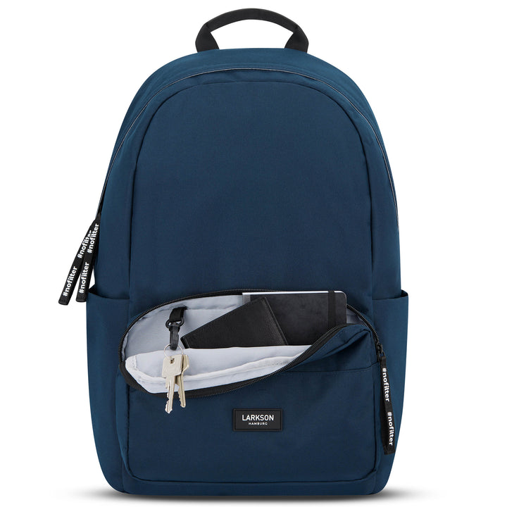 Blauer LARKSON Rucksack No 3 mit offenem Frontfach, darin schwarze Notizbücher und Schlüssel