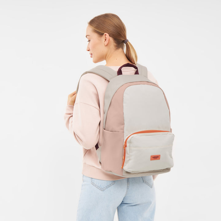 Frau mit sand-rosafarbenem LARKSON Rucksack No 3, moderner Schulrucksack mit Fronttasche und gepolsterten Schulterriemen
