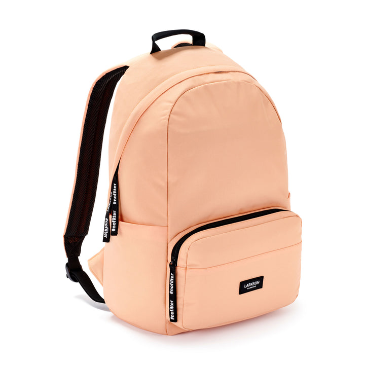 Pfirsichfarbener Rucksack No 3 von LARKSON mit Fronttasche und schwarzen Reißverschlussanhängern