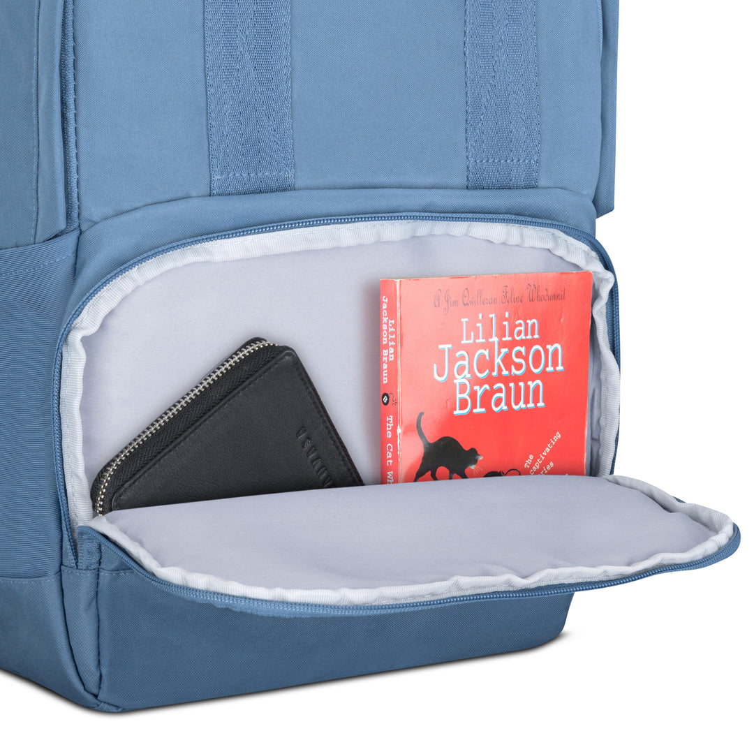 Blauer Rucksack No 6 mit geöffneter Fronttasche, darin ein rotes Buch und eine schwarze Geldbörse