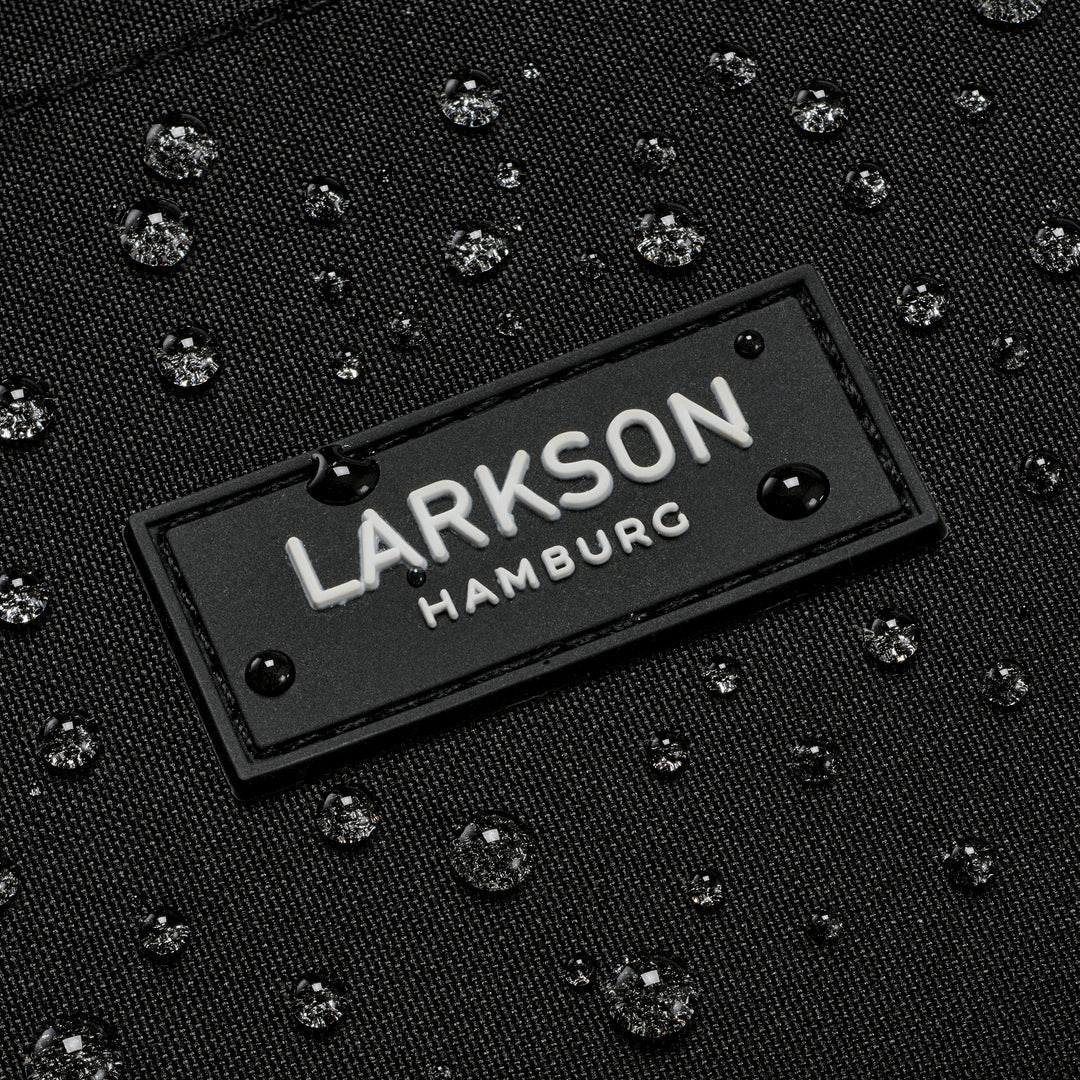 Nahaufnahme des wasserabweisenden Stoffes mit LARKSON Hamburg Logo auf Rucksack No 3 Advanced