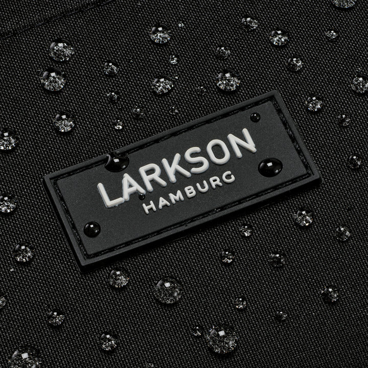 Nahaufnahme des wasserabweisenden Stoffes mit LARKSON Hamburg Logo auf Rucksack No 3 Advanced