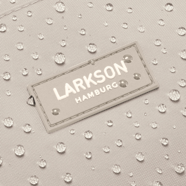 Detailaufnahme des wasserabweisenden Beutels mit 'LARKSON HAMBURG' Logo auf Stoff