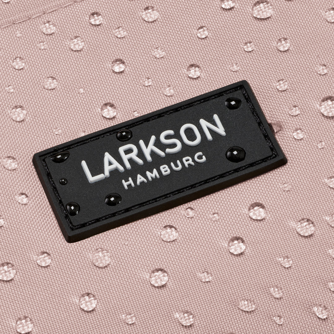 Nahaufnahme eines rosa wasserabweisenden LARKSON Rucksack No 3 Advanced mit schwarzem Label 'LARKSON HAMBURG'