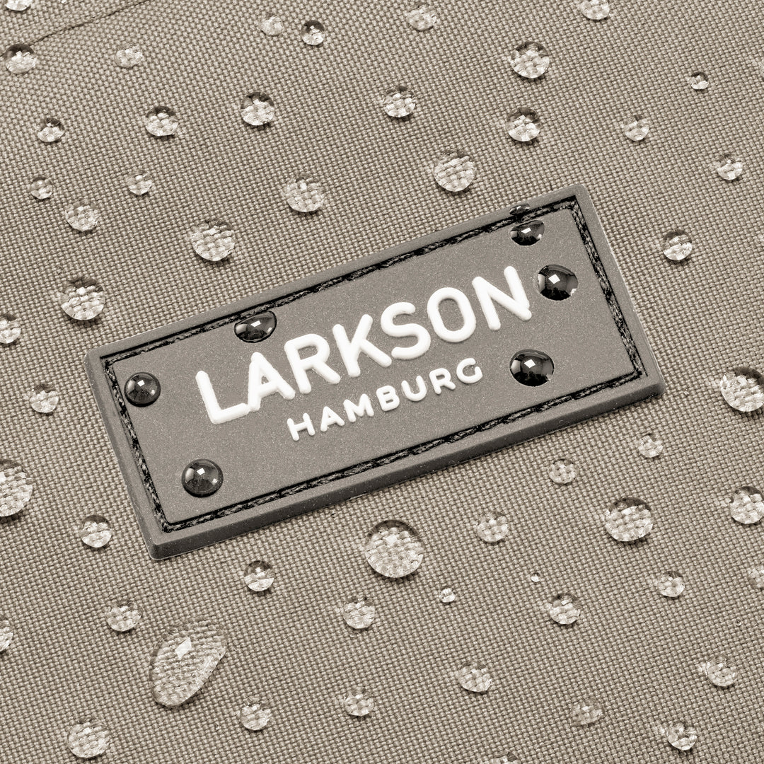 Wasserabweisendes Material mit LARKSON Hamburg Logo auf Rucksack No 3 Advanced