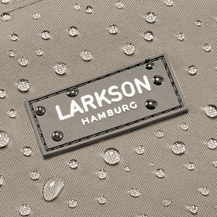 Wasserabweisendes Material mit LARKSON Hamburg Logo auf Rucksack No 3 Advanced