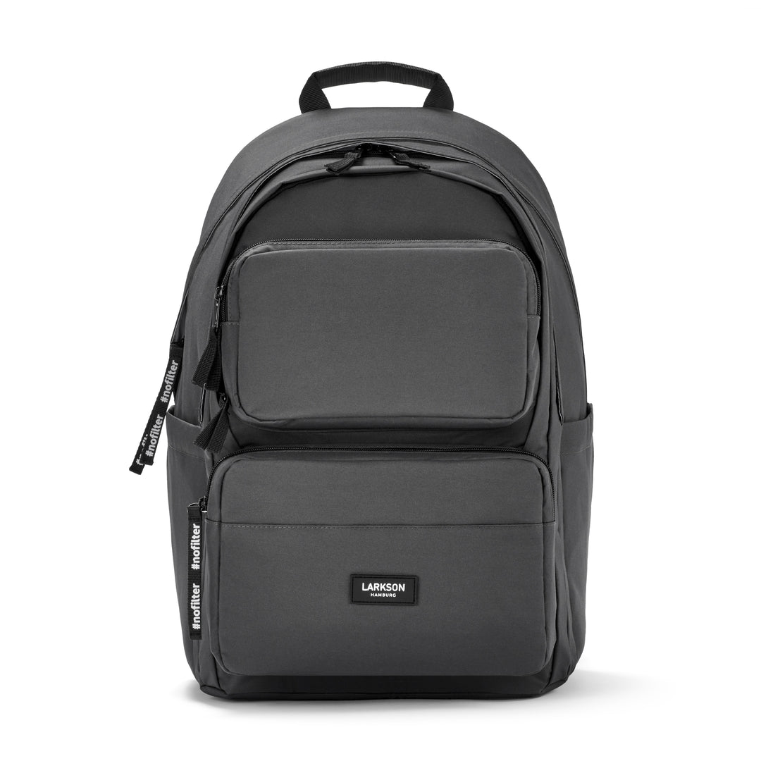 Anthrazitfarbener Rucksack No 3 Advanced von LARKSON mit mehreren Außenfächern und gewebten Zipper-Zügen mit Aufschrift '#nofilter'