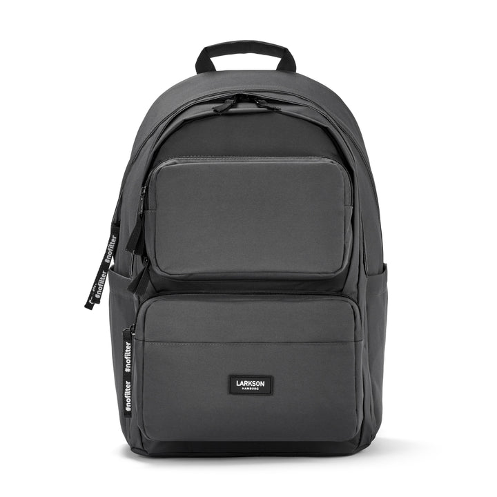 Anthrazitfarbener Rucksack No 3 Advanced von LARKSON mit mehreren Außenfächern und gewebten Zipper-Zügen mit Aufschrift '#nofilter'