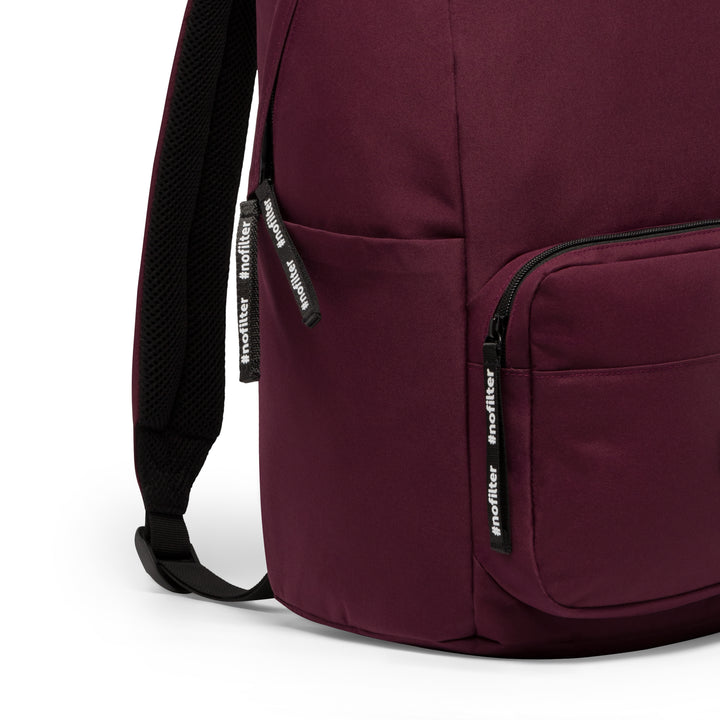 Beerenfarbener Rucksack No 3 mit schwarzen #nofilter Reißverschlussanhängern und Seitenfach