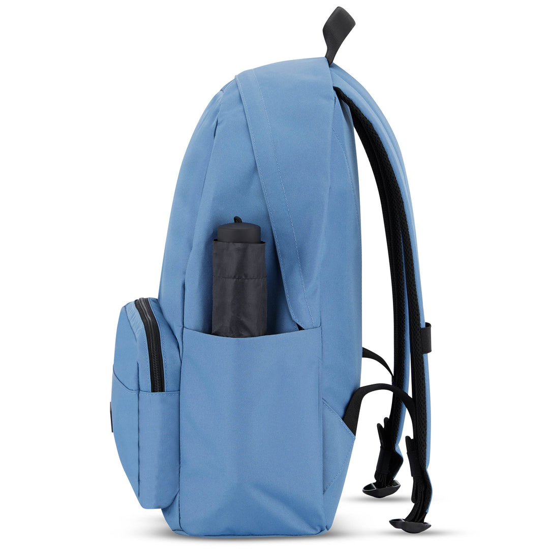 Blauer Rucksack No 3 von LARKSON mit seitlicher Tasche und schwarzem Regenschirm