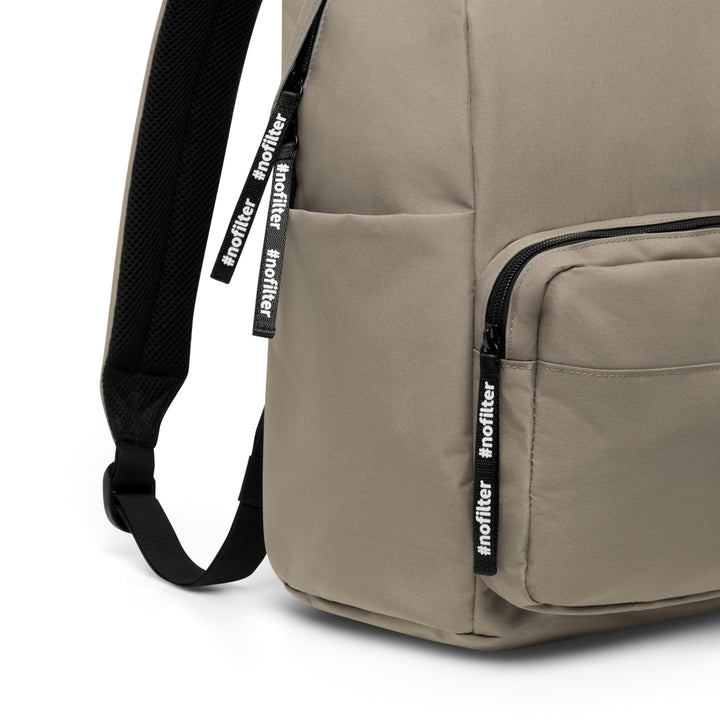 Beige Rucksack No 3 von LARKSON mit schwarzen Tragegurten und Reißverschlussanhängern mit der Aufschrift '#nofilter'