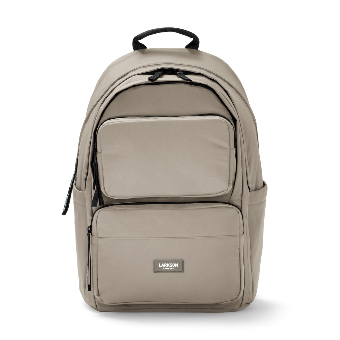LARKSON Rucksack No 3 Advanced in hellgrauem Ton mit mehreren Vordertaschen und schwarzem Tragegriff