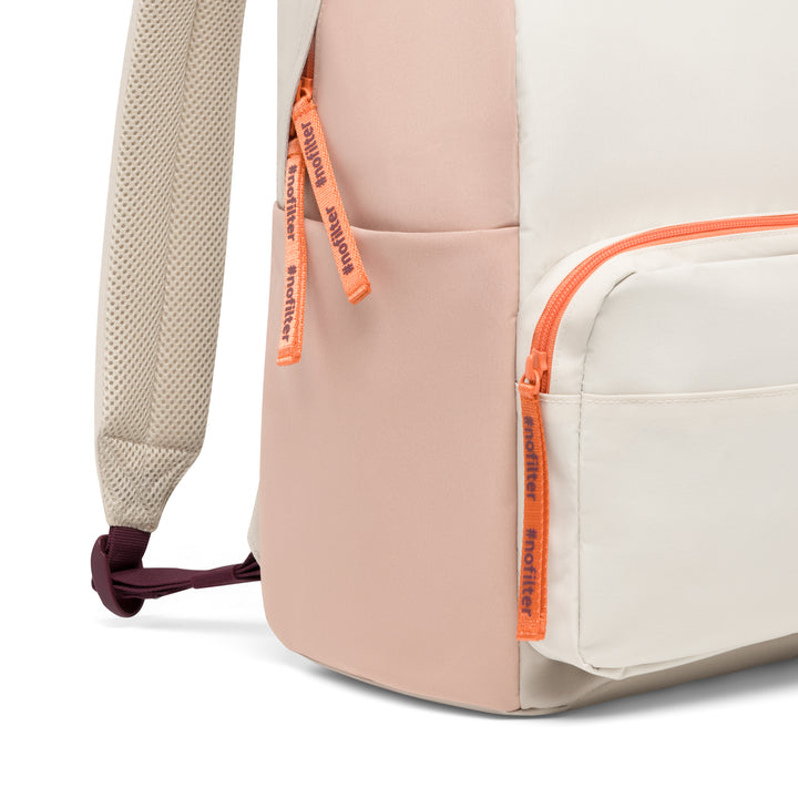 Nahaufnahme des LARKSON Rucksack No 3 in Sand-Rose mit beigen Schultergurten und orangenen Reißverschlussanhängern