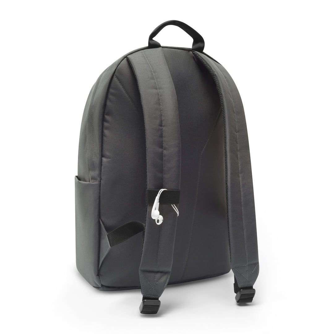 Schwarzer Rucksack No 3 von hinten mit gepolsterten Schultergurten und Ohrhörer an einem Gurt