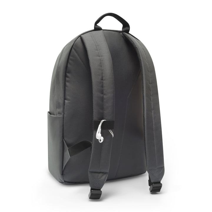 Schwarzer Rucksack No 3 von hinten mit gepolsterten Schultergurten und Ohrhörer an einem Gurt