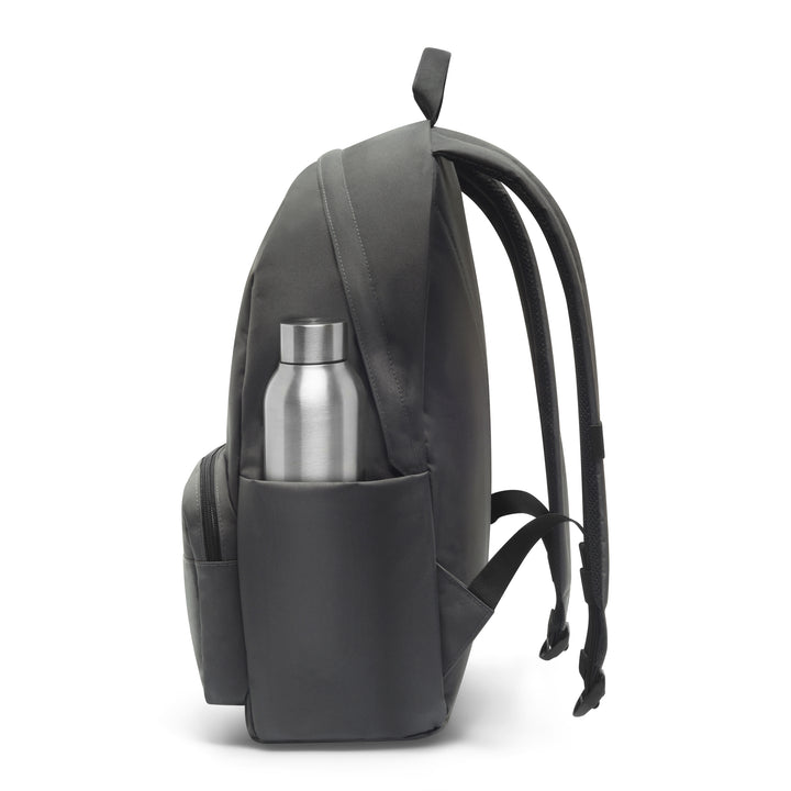 Schwarzer Rucksack No 3 mit seitlicher Tasche und silberner Trinkflasche