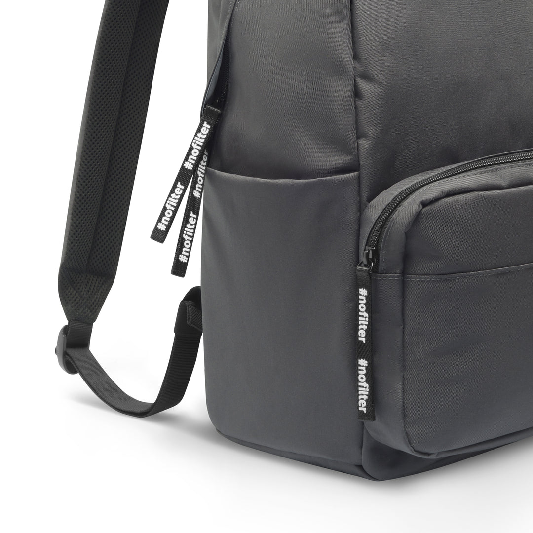 Schwarzer Rucksack No 3 mit mehreren Reißverschluss-Anhängern beschriftet '#nofilter'