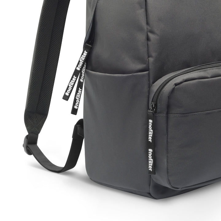 Schwarzer Rucksack No 3 mit mehreren Reißverschluss-Anhängern beschriftet '#nofilter'