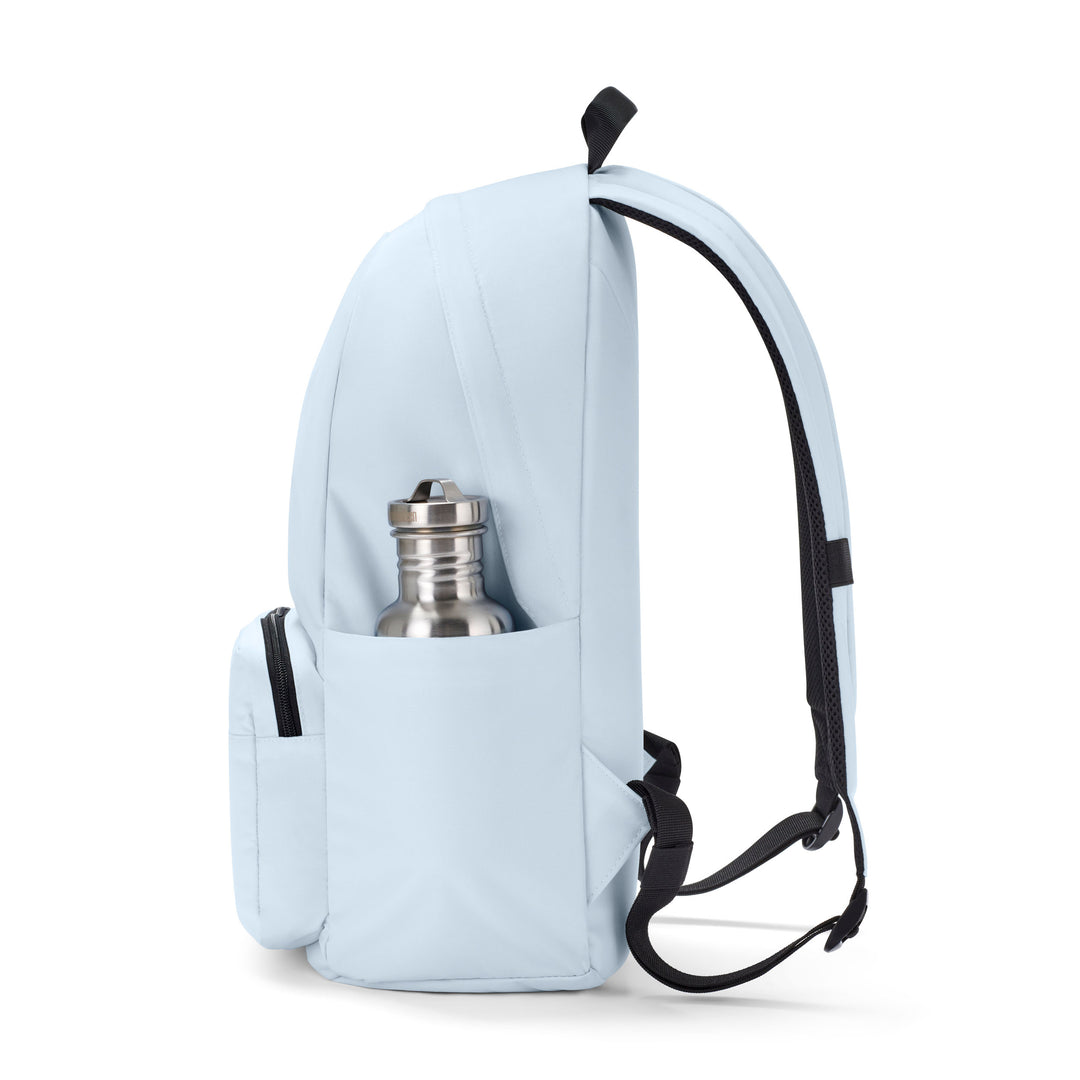 Hellblauer Rucksack No 3 mit Seitentasche und Wasserflasche aus Metall