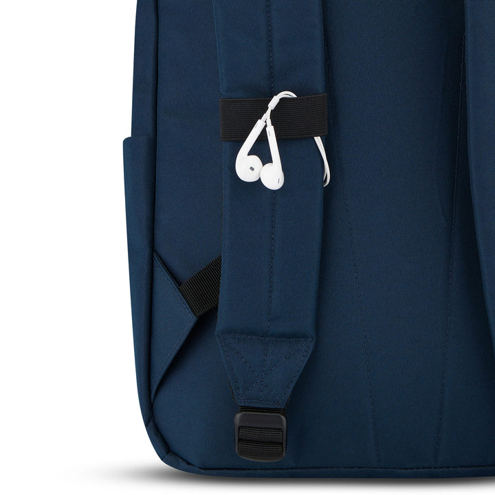 Blauer LARKSON Rucksack No 3 mit gepolstertem Träger und weißem Kopfhörer am elastischen Schlaufenhalter