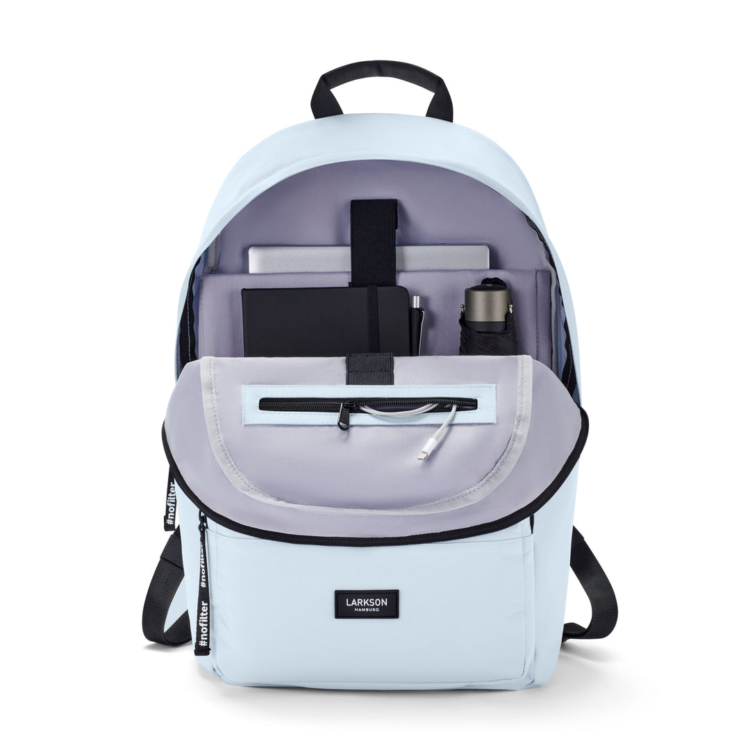 Helles Larkson Schulrucksack Modell No 3 mit geöffnetem Hauptfach, zeigt Laptopfach, Notizbuch, Stift und Flasche
