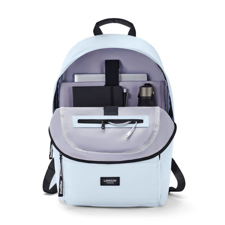 Helles Larkson Schulrucksack Modell No 3 mit geöffnetem Hauptfach, zeigt Laptopfach, Notizbuch, Stift und Flasche