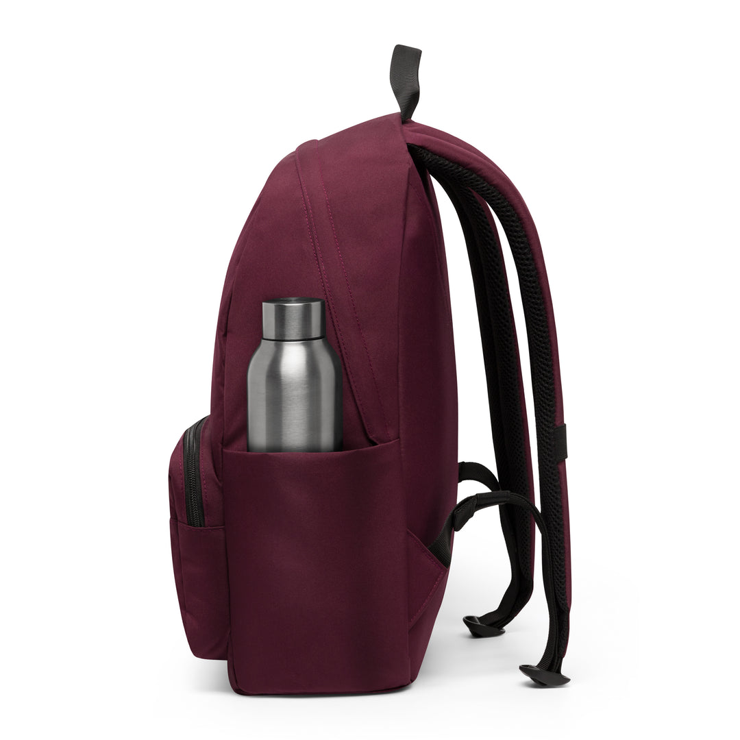 Bordo-farbener Rucksack No 3 mit Trinkflasche in Seitentasche, Seitenansicht