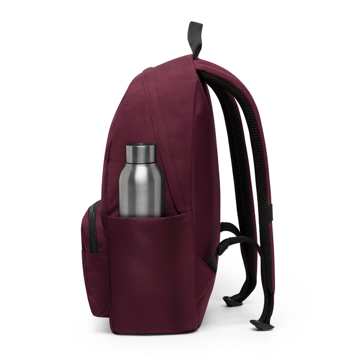 Bordo-farbener Rucksack No 3 mit Trinkflasche in Seitentasche, Seitenansicht