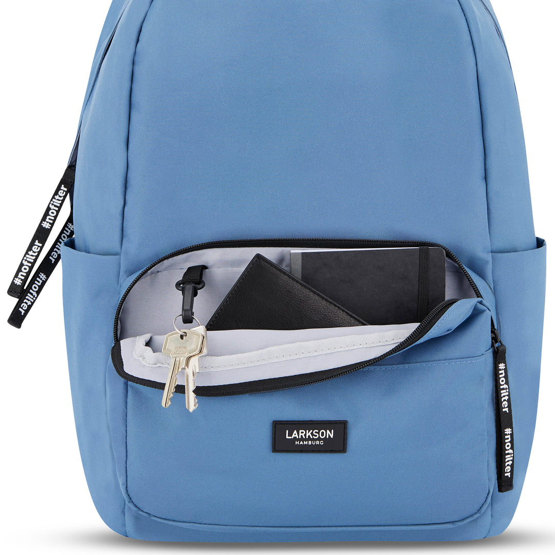 Blauer LARKSON Rucksack No 3 mit geöffnetem Frontfach, Schlüsselanhänger und Notizbüchern