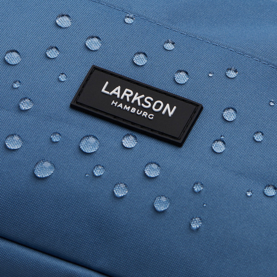 Blauer nachhaltiger Schulrucksack Rucksack No 3 von Larkson mit Wasserperlen auf der Oberfläche