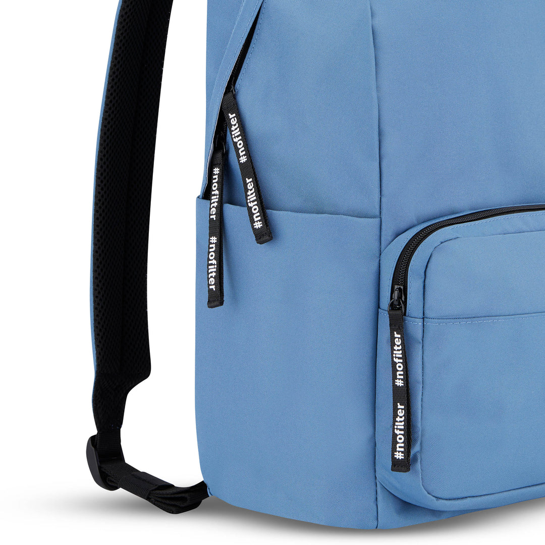 Blauer Rucksack No 3 mit schwarzen Reißverschlussanhängern ' #nofilter ' und seitlicher Tasche