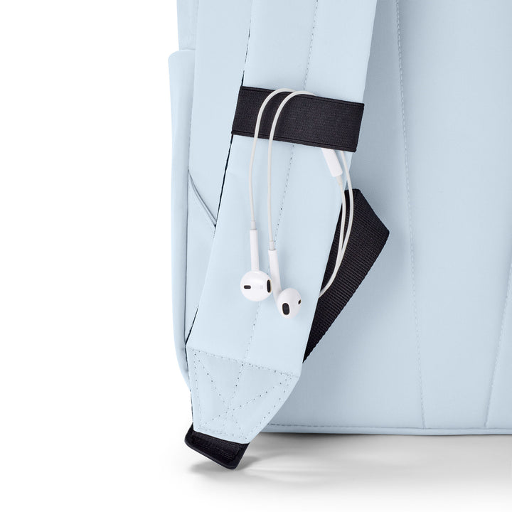 Helles blaues LARKSON Rucksack-Tragegurt mit schwarzem Kabelhalter und weißen Kopfhörern