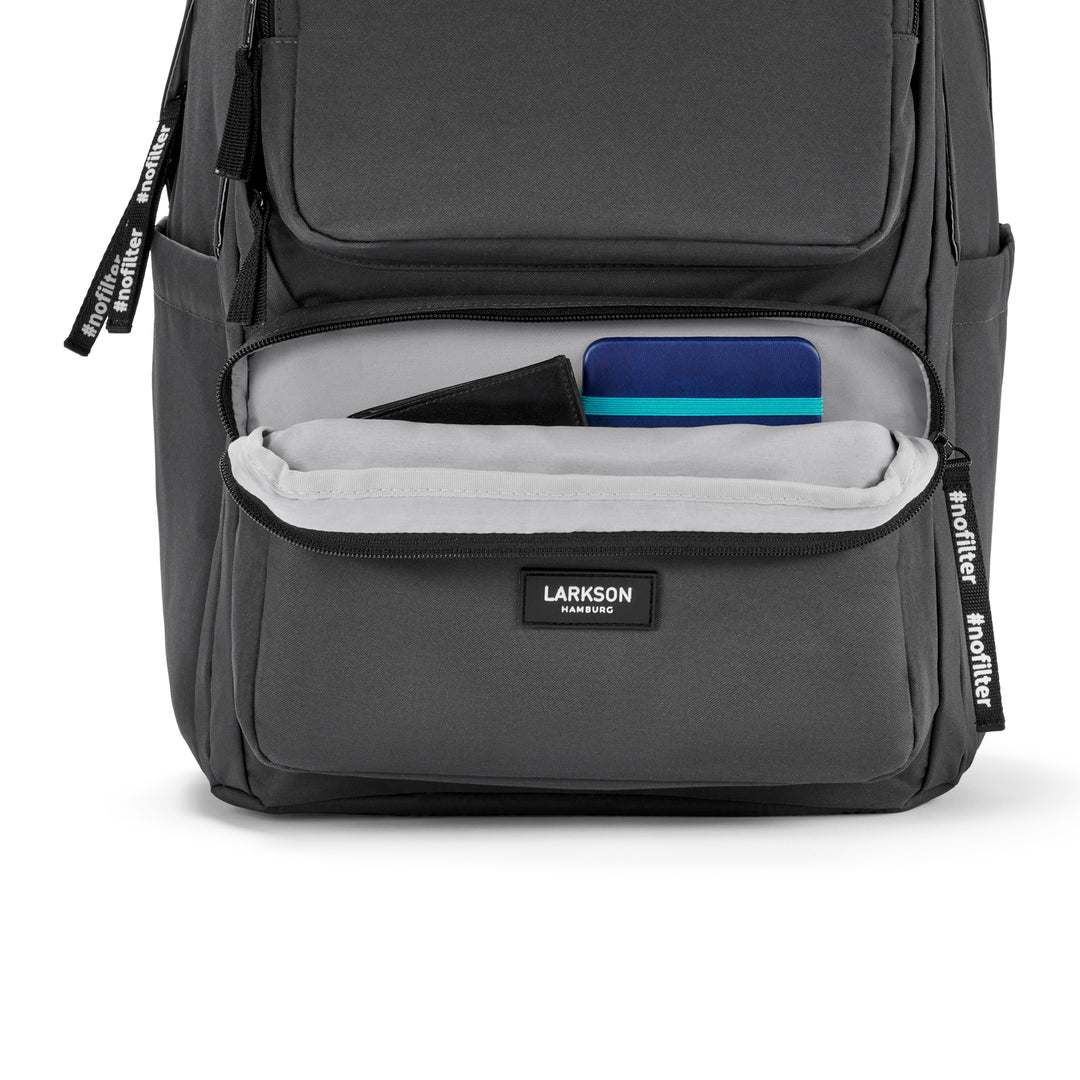Anthrazitfarbener Rucksack No 3 Advanced von LARKSON mit geöffneter Fronttasche, darin ein Portemonnaie und ein blaues Etui