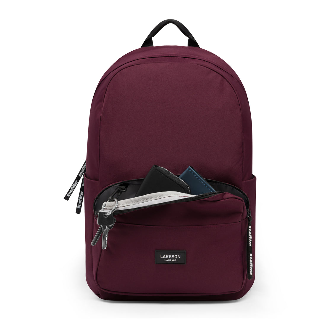 LARKSON Rucksack No 3 in beeriger Farbe, offene Vordertasche mit Schlüsseln und Geldbeutel