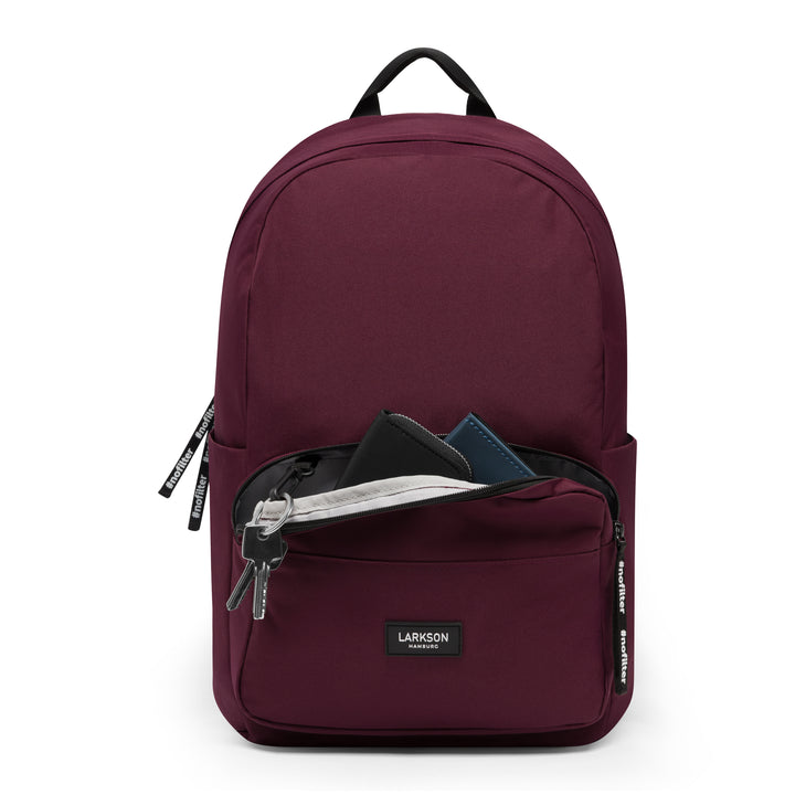 LARKSON Rucksack No 3 in beeriger Farbe, offene Vordertasche mit Schlüsseln und Geldbeutel