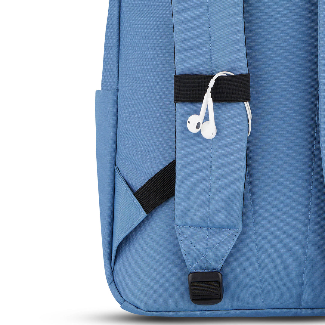 Blauer Schulrucksack Rucksack No 3 mit Ohrhörern an einem Träger befestigt