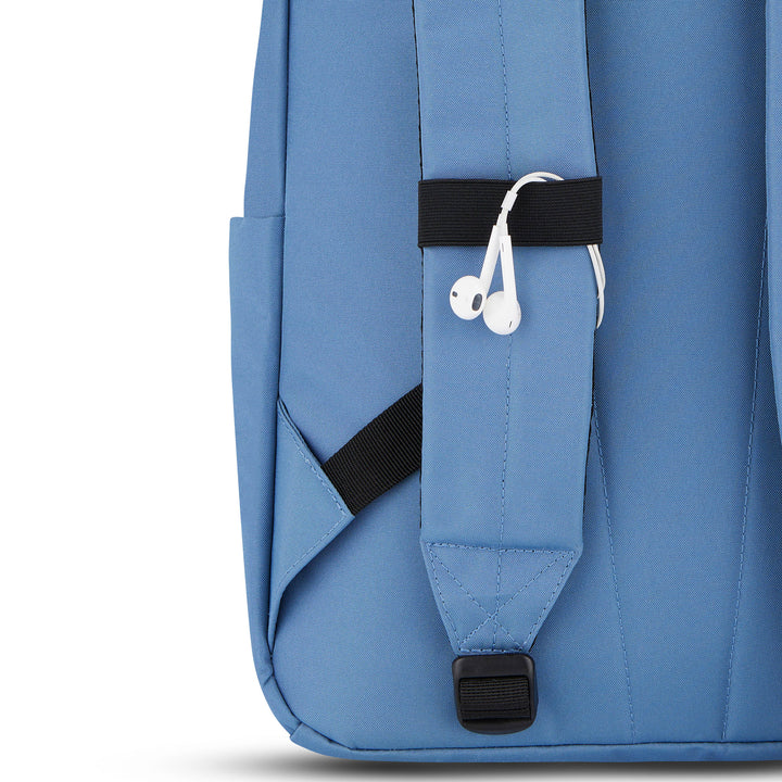 Blauer Schulrucksack Rucksack No 3 mit Ohrhörern an einem Träger befestigt