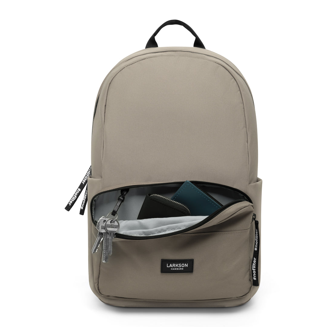 Beiger LARKSON Rucksack No 3 mit geöffnetem Frontfach, zeigt Schlüssel und Geldbörsen
