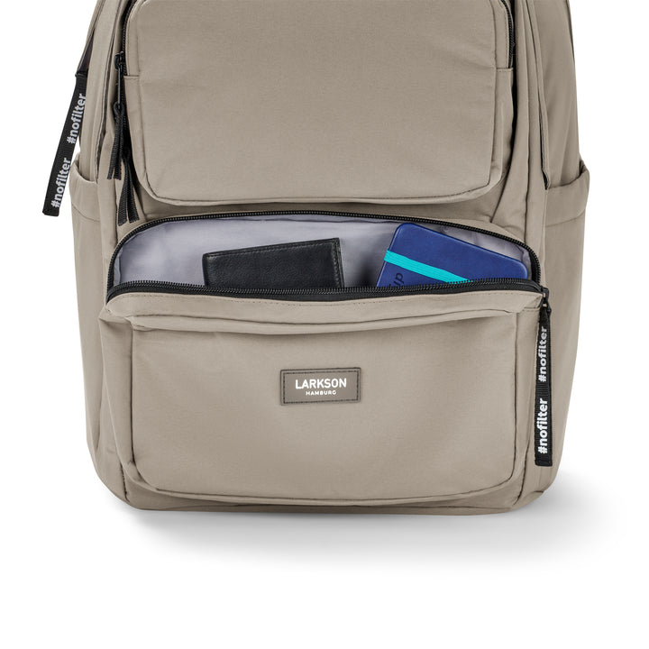 LARKSON Rucksack No 3 Advanced in beige, geöffnete frontale Tasche mit schwarzen und blauen Gegenständen