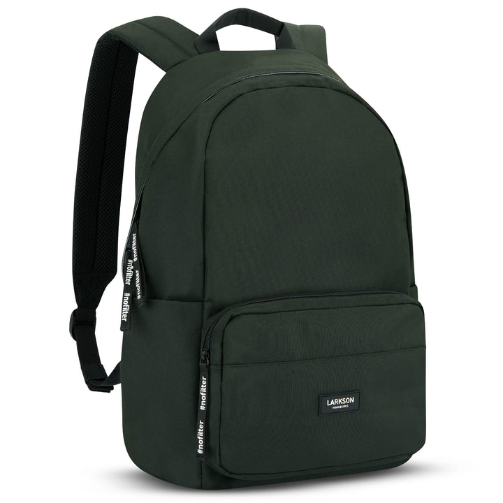 Grüner Rucksack No 3 von LARKSON mit Fronttasche und schwarzen Reißverschlussanhängern '#nofilter'