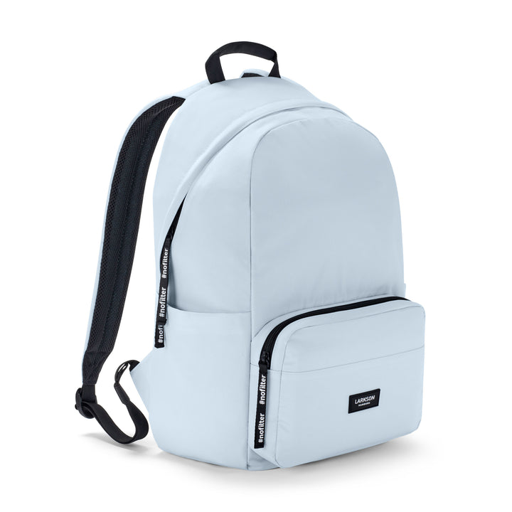 Larkson Rucksack No 3 in eisblau mit schwarzem Tragegriff und zwei Reißverschlusstaschen