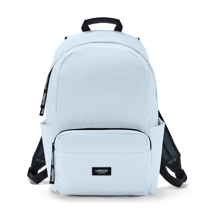 Hellblauer LARKSON Schulrucksack mit schwarzem Logo und Seitentaschen