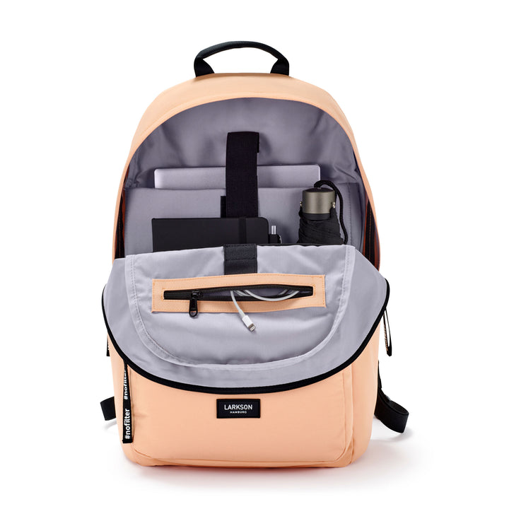 Moderner Rucksack No 3 von Larkson in Apricot mit geöffnetem Hauptfach, Laptop, Notizbuch und Tragbarer Flasche innen