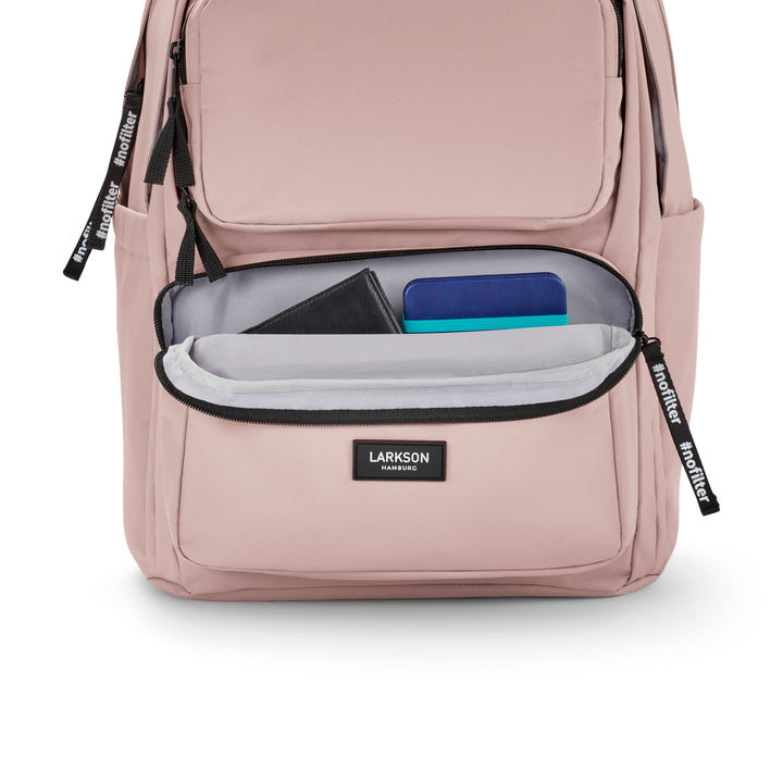 Rucksack No 3 Advanced von LARKSON in rosa mit geöffnetem Frontfach, das Bücher und ein Täschchen zeigt