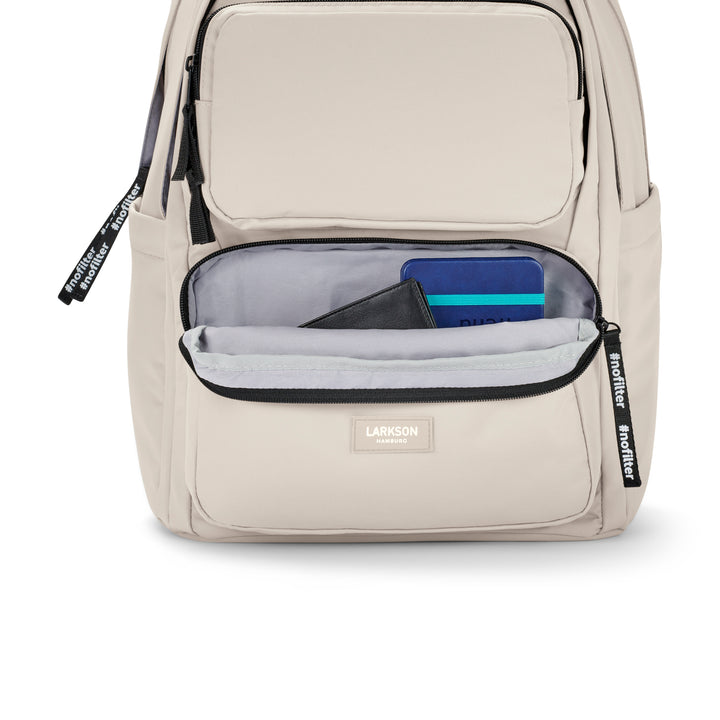 Sandfarbener Rucksack No 3 Advanced von LARKSON mit geöffnetem vorderem Reißverschlussfach und zwei sichtbaren kleinen Taschen