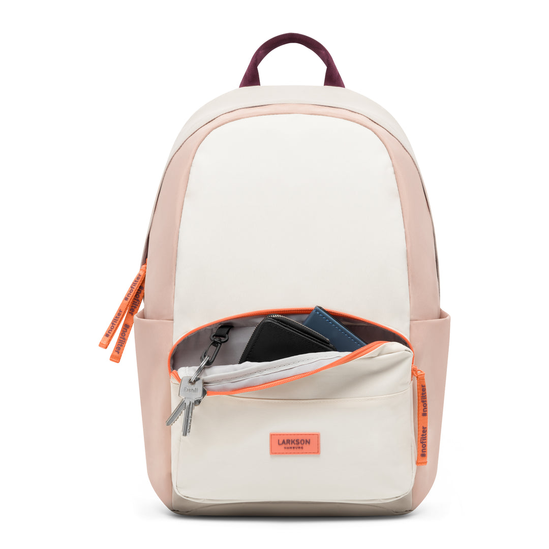 LARKSON Rucksack No 3 in Sand-Rosa mit orangefarbenen Reißverschlüssen, geöffnetes Vorderfach mit Schlüsseln und Geldbörsen